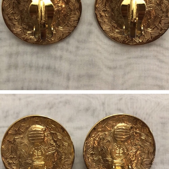 Vintage Circle Givenchy logo clip-on gold tone earrings - Picture 4 of 5